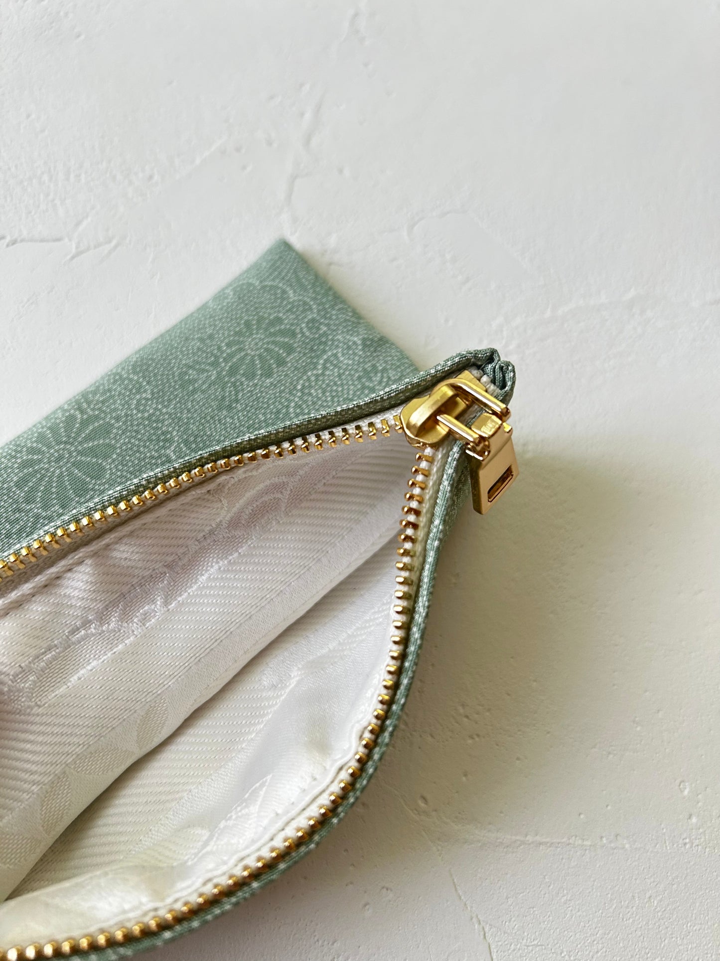 KOTOWAZA POUCH -Petite Chrysanthemum