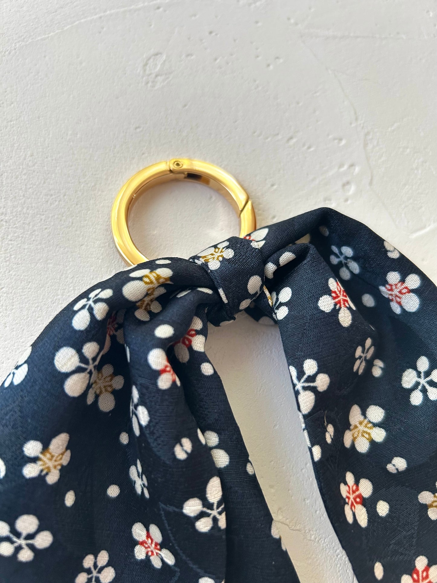 Original Ribbon Key Accessory – Scattered Small Cherry Blossoms on Deep Navy